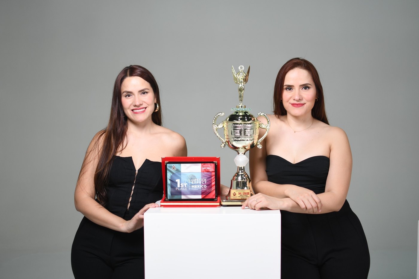 Ana Carmín y María Hernández, gemelas fundadoras de Twin Brows, con su premio de primer lugar Lipstick Effect México